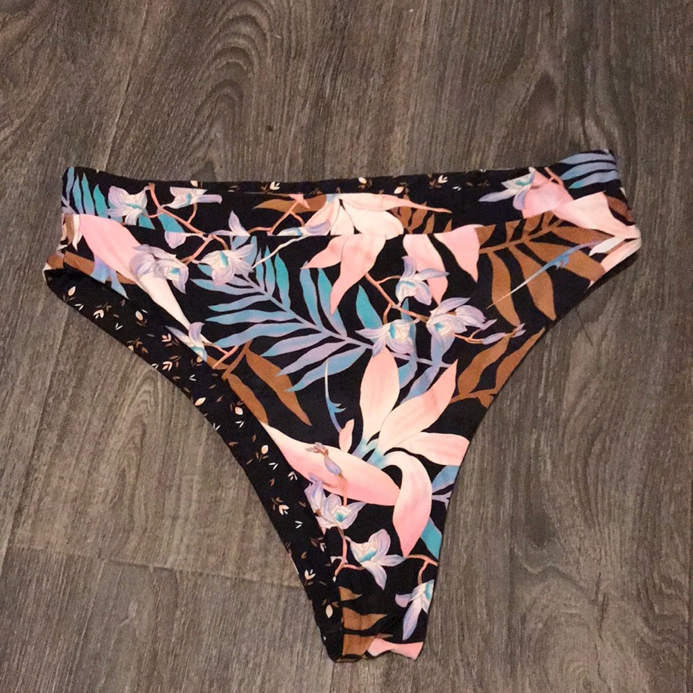Billabong bikini bottoms reversible